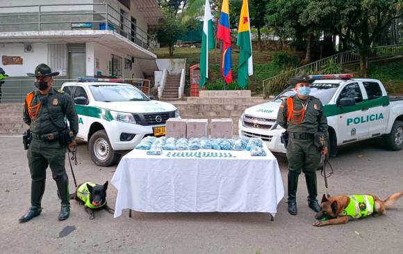 Según la Policía, el alijo pretendía ser distribuido en varios colegios de Medellín, aprovechando el retorno a clases. FOTO: Cortesía Dirección de Carabineros Policía Nacional.
