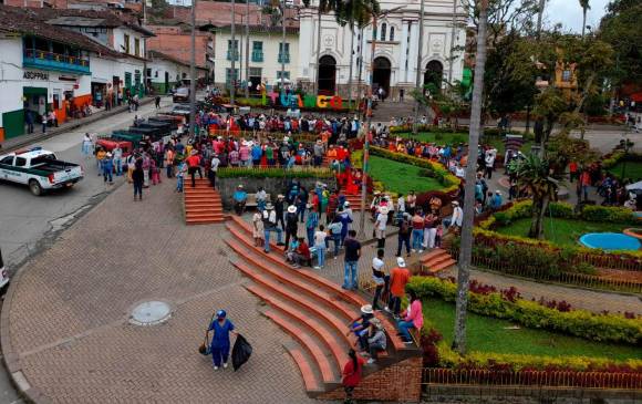Las autoridades trabajan para habilitar una vía que permita el ingreso de alimentos, gas y otros elementos de primera necesidad. FOTO: Cortesía Geraldine Zapata