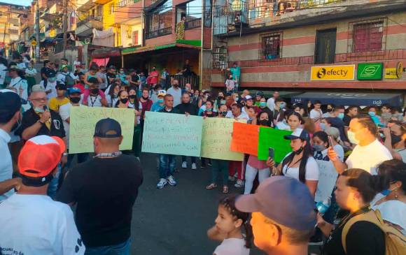 “Alcalde Quintero, Villa Guadalupe lo necesita” es una de las oraciones que se lee en los carteles de quienes participan del plantón en esta zona. FOTO Cortesía