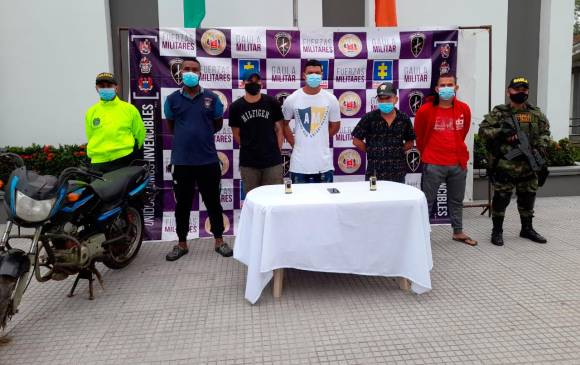 Tres miembros del Clan del Golfo fueron capturados el lunes en Carepa, Antioquia, entre ellos “El Cantante”. FOTO: Cortesía Ejército