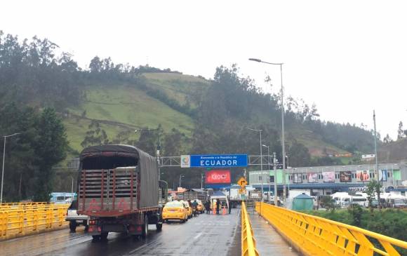 El paso por el puente internacional de Rumichaca permanece cerrado desde marzo del 2020. FOTO: COLPRENSA.