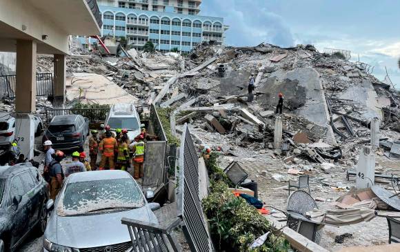 Fotografía divulgada por el Departamento de Bomberos del Condado de Miami-Dade donde se muestra los escombros de parte del edificio de 12 pisos derrumbado en la ciudad de Surfsid. FOTO EFE