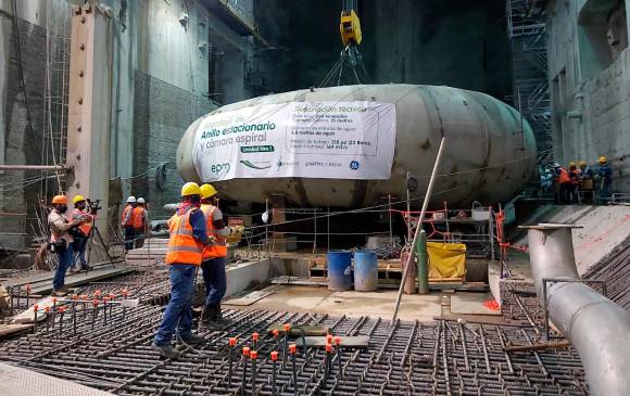 Instalan equipos que conducirán agua a la primera turbina de Hidroituango