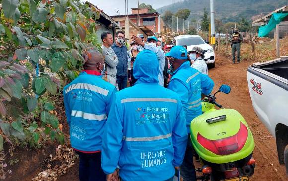 La Personería de Medellín y la Policía hicieron presencia durante el proceso de desalojo en el cerro Pan de Azúcar. FOTO CORTESÍA