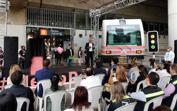 El evento público se realizó en la plazoleta de la estación Floresta, donde el futuro tren ligero de la 80 se integrará con la Línea B del metro. FOTO: CORTESÍA DEL METRO.