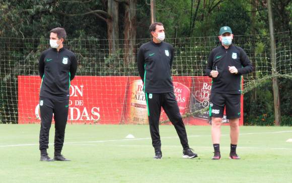 Alexandre Guimaraes (centro) fue el primer técnico brasileño en ganar un título en Colombia (América-2019). FOTO cortesía Nacional
