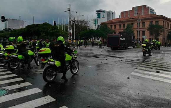 23 personas resultaron lesionadas en las manifestaciones en Medellín, 10 de ellos policías. FOTO MANUEL SALDARRIAGA