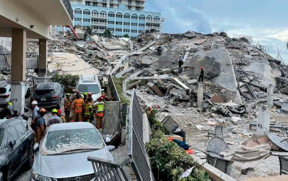 Edificio que colapsó en el complejo residencial Champlain Towers South, Surfside (Florida, EEUU). FOTO: Cortesía BOMBEROS DE MIAMI.