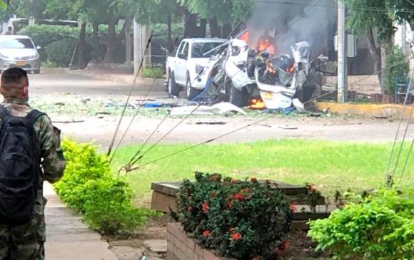Así quedó la camioneta Toyota después de la detonación de sus explosivos. FOTO: Cortesía
