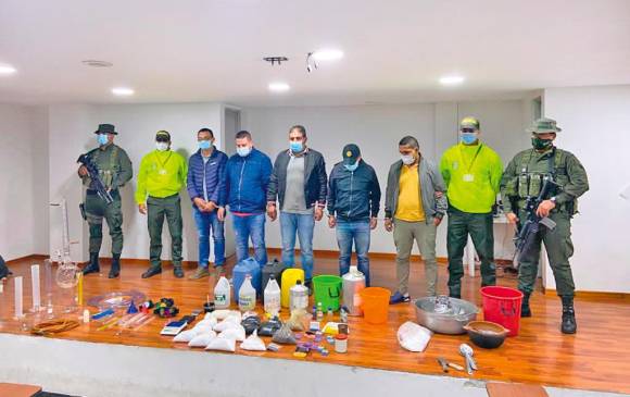 Los presuntos miembros de la banda de alias “Pablo”, detenidos con los implementos del laboratorio de heroína. FOTO cortesía de policía