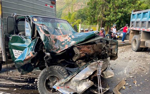 El choque entre los vehículos que iban por la Medellín Bogotá fue de frente. Foto: Twitter. 