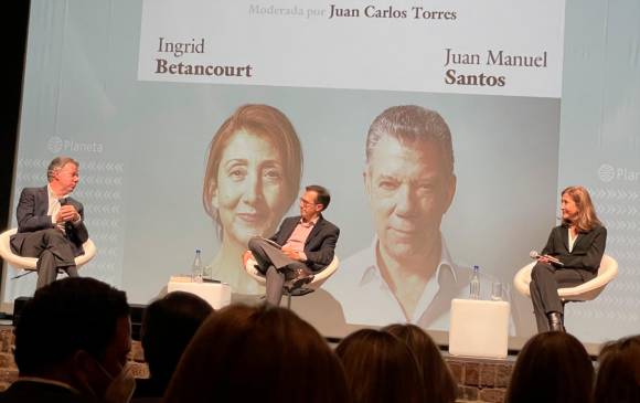Diálogo entre el expresidente Juan Manuel Santos e Ingrid Betancourt. FOTO @AntonioSanguino