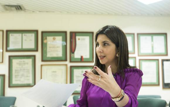 La ministra de Educación, María Victoria Angulo, habría sostenido reuniones con el destituido senador Eduardo Pulgar sobre temas relacionados con la Rectoría de la U. Metropolitana de Barranquilla, según Daniel Coronell. FOTO CAMILO SUÁREZ
