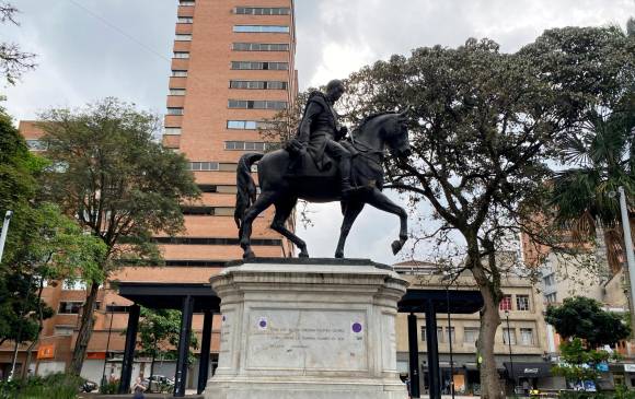 A la estatua de Bolívar se le robaron la espada el 26 de febrero. Foto: Jaime Pérez. 