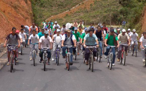 La construcción e inauguración de esta vía fue celebrado por los mandatarios y habitantes del Bajo Cauca antioqueño. Foto Cortesía