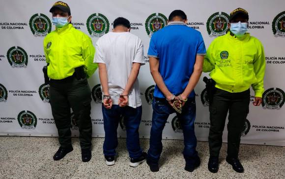 Las órdenes judiciales se hicieron efectivas con las capturas de los dos hombres de 20 y 22 años en el barrio Caribe de Medellín. FOTO: CORTESÍA