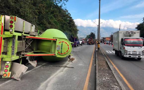 Autopista Medellín- Bogotá amaneció cerrada por volcamiento