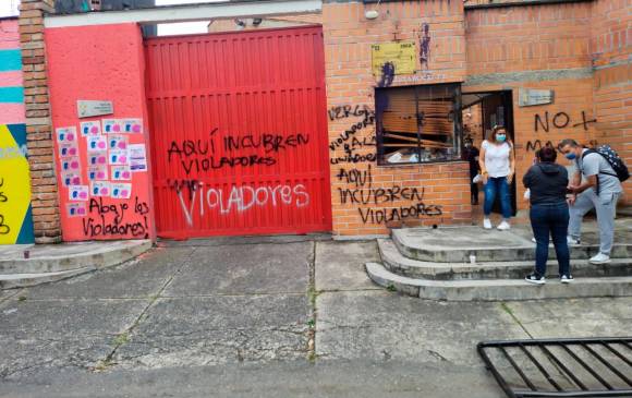 Así quedó la fachada del Caivas, en el centro de Medellín. FOTO: CORTESÍA.