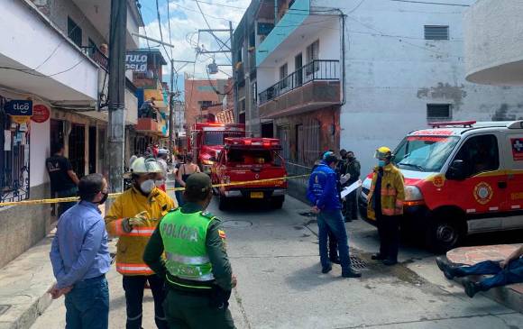 Tres máquinas del Cuerpo de Bomberos local adelantaron labores para controlar el incendio. FOTO CORTESÍA BOMBEROS ITAGÜÍ
