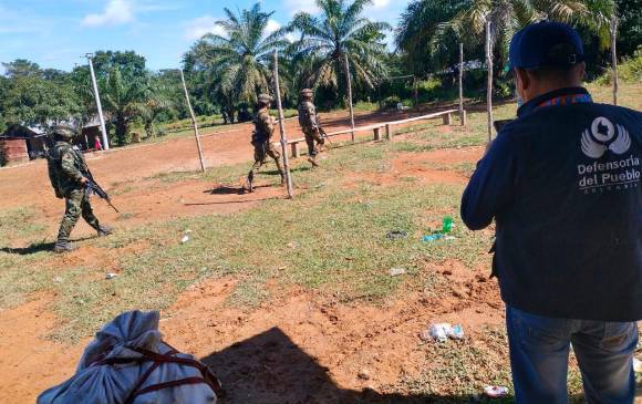 Defensoría del Pueblo hace presencia en Tibú para concertar con los campesinos que retienen a los soldados. Foto: Defensoría del Pueblo.