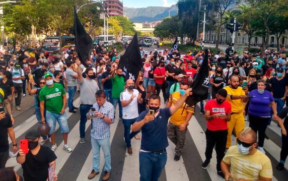 Comerciantes protestaron en la calle San Juan y alrededores de La Alpujarra por nuevo toque de queda en Medellín. Foto Jaime Pérez