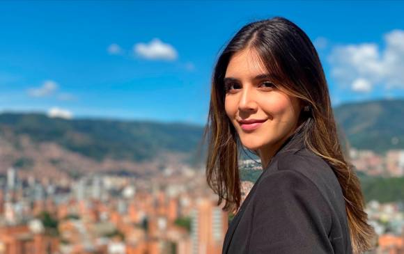 Isabella Atehortúa se siente orgullosa de ser paisa, de recorrer la ciudad y conectar con su gente. FOTO Cortesía Canal RCN
