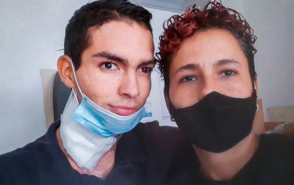 La familia de Cristopher Restrepo Díaz (izquierda), ha debido realizar rifas y recoger donaciones económicas para conseguir los recursos para atender al joven en el vecino país. FOTO: Cortesía.