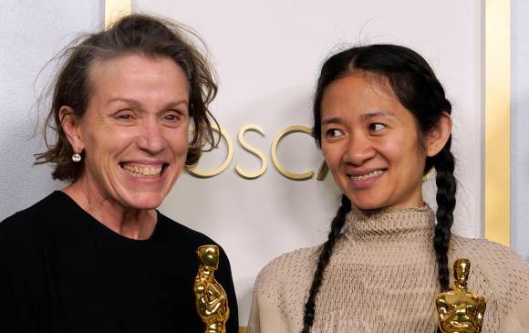 Frances McDormand ya tiene 4 Óscar en su carrera, es el primero para Chloé Zhao quien se convirtió en la segunda mujer en 93 años de Premios Óscar en ganar en la categoría de Mejor dirección. FOTO EFE