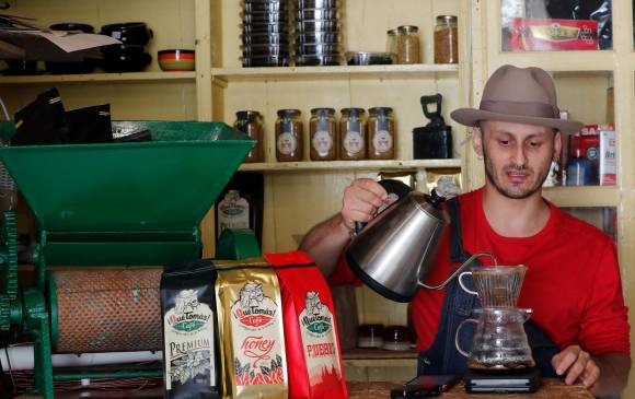 Julián Bustamante sirve ¡Qué Tomás!, el café que hace honor a Carrasquilla. Foto: Donaldo Zuluaga. 