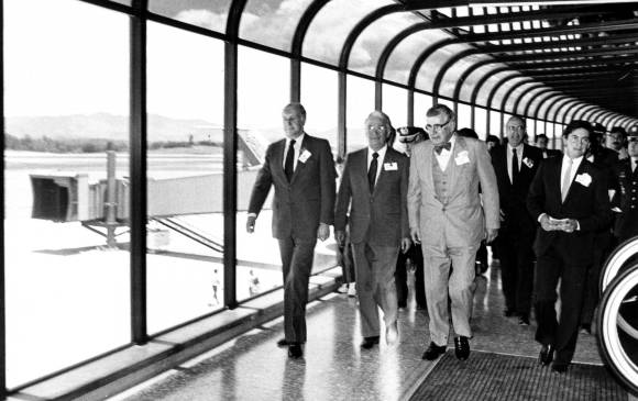 El 29 de agosto de 1985 se inauguró el José María Córdova. “Qué paisas tan pinchados, con aeropuerto, canal y tren” se leía en una valla de acceso al terminal aéreo. FOTO jorge zuleta 