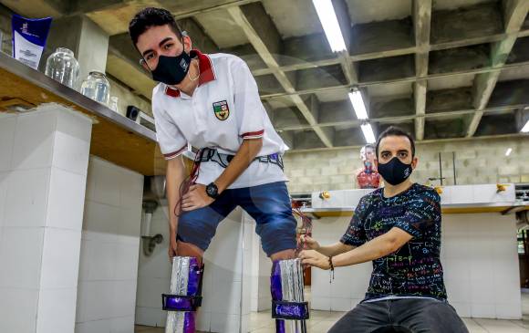 Entre 150 inventos, 11 jurados entregaron el premio Inventor Colombiano a las piernas antiminas creadas por un grupo de estudiantes de grado décimo de Envigado. FOTO Edwin Bustamante