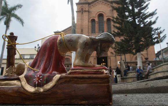 Miles de feligreses llegan cada año a rezarles al señor Caído de Girardota por el milagro de la lluvia. FOTO Róbinson Sáenz.