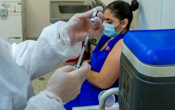 En Antioquia y Medellín también avanza firme el proceso de vacunación con un total de 4’024.279 dosis aplicadas hasta el pasado sábado 1° de julio en todo el departamento. FOTO JUAN ANTONIO SÁNCHEZ.