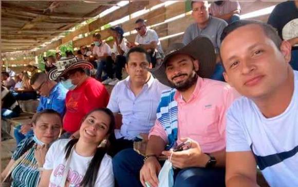 La imagen del alcalde (con sombrero) en las tribunas disfrutando las corralejas aumentó la indignación ciudadana. FOTO cortesía