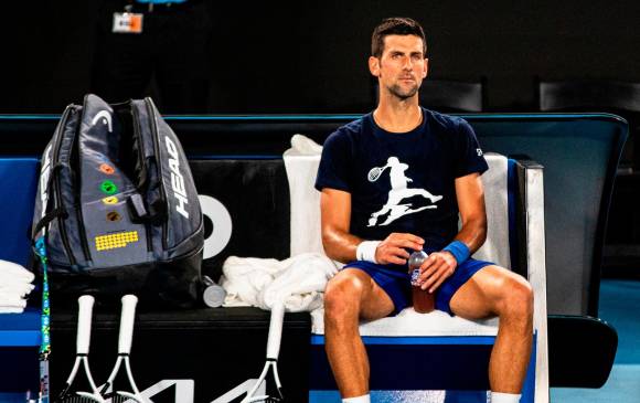 El número uno del mundo, el serbio Novak Djokovic llegó a su país, tras ser deportado de Australia. FOTO EFE