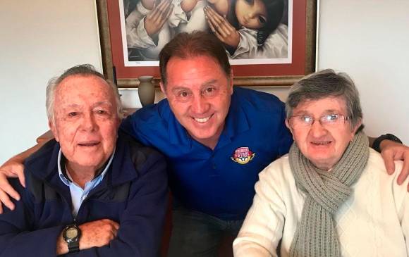 Alex Aguinaga junto a sus padres a quienes considera, además de su esposa e hijos, los mayores tesoros de su vida y por quienes profesa admiración. FOTO @Alexdaguinaga