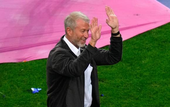 Roman Abramovich llegó al Chelsea en el 2003 y con su inversión impulsó al equipo inglés a ganar la Champions League en dos ocasiones. FOTO getty