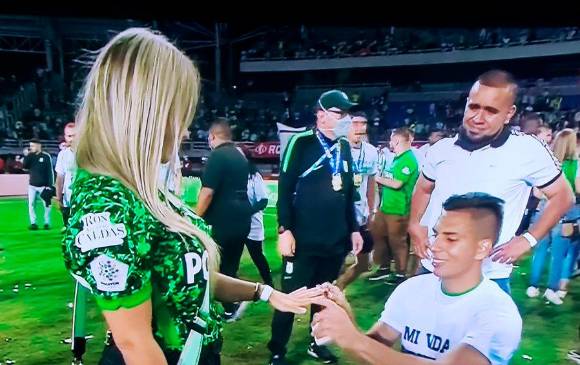 El volante Alex Castro y su romántica propuesta de matrimonio a Paula Cruz, con quien tiene una hija. El jugador aprovechó la euforia del título de la Copa Betplay .