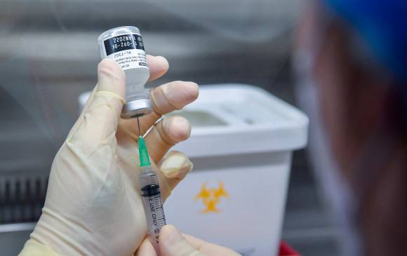 Los investigadores analizaron los pseudovirus de Wuhan (originario) y de las variantes beta, delta y ómicron en sueros de 51 participantes que recibieron dos o tres dosis de la vacuna basada en ARN mensajero. FOTO EFE