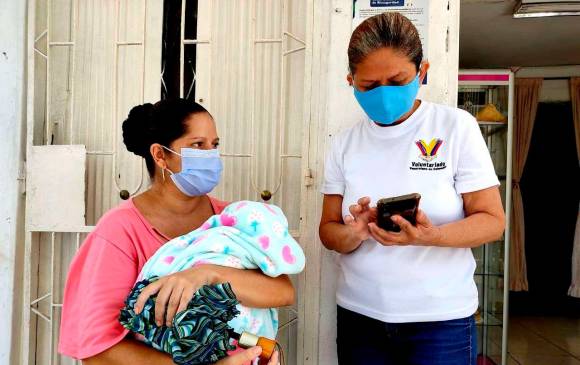 En la fotografía se observa a Evelin Marcano realizando una llamada para una beneficiaria frecuente del punto, Karina Gutiérrez, quien dejó parte de su familia en Caracas. FOTO CICR.