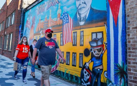 Los fanáticos de los Kansas City Chiefs caminan por el histórico vecindario de Ybor City antes del NFL Super Bowl LV en Tampa, Florida, Estados Unidos.FOTO efe