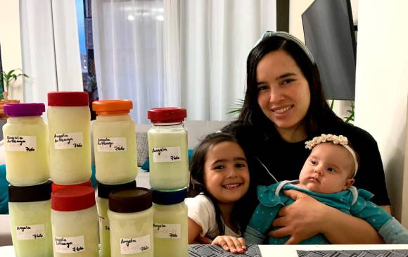 Ángela Arteaga dona alrededor de 10 frascos de leche cada semana. La imagen de las niñas se publica con autorización de la madre. FOTO Cortesía