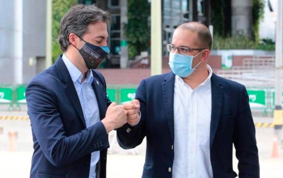 El nombramiento de Jorge Andrés Carrillo (en la foto con el alcalde Quintero) se oficializó el 13 de abril. FOTO cortesía epm