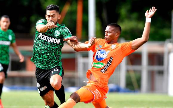 Envigado no dejó de presionar a Nacional y logró recompensa con el empate. FOTO DIMAYOR