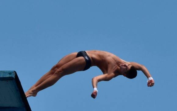 El saltador antioqueño Juan Esteban Ramírez, durante uno de sus lanzamientos desde la plataforma de 10 metros de la piscina olímpica. FOTO cortesía liga antioqueña de natación 
