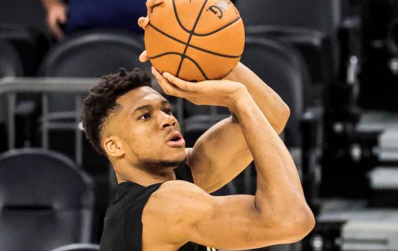 El alero Giannis Antetokounmpo, de 2,11 metros de estatura, impresiona en la NBA. FOTO nba