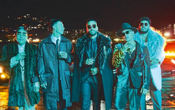 Maluma, al centro de negro, estrenó este jueves el tema L.N.E.M., La Gata, con los nuevos artistas. FOTO cortesía
