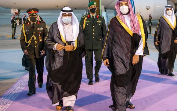 El ayatolá Alí Jamenei, líder supremo iraní, y el príncipe Mohamed Bin Salmán, que gobierna de facto Arabia, han tenido reiterados cruces de amenazas y acusaciones, aunque recientemente Bin Salmán manifestó su deseo de entablar relaciones con Irán . FOTOS AFP