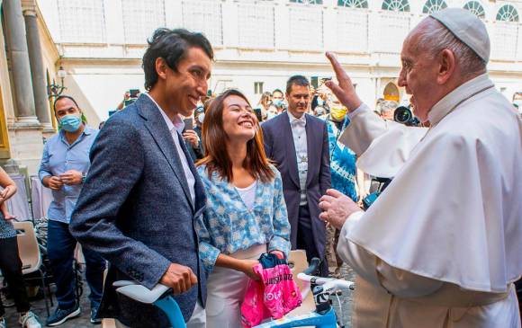 Tras el encuentro, se mostró todavía nervioso por ver al papa. Aseguró que estar ante una persona tan importante “es casi más estresante” que una gran etapa. Foto AFP