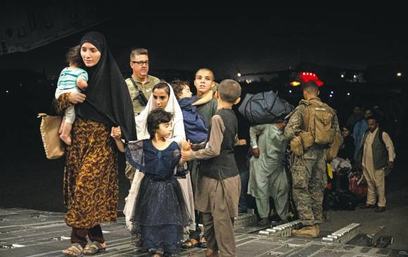 En Afganistán surgió un nuevo flujo migratorio de personas que huyeron tras la llegada de los talibanes al poder en ese país. El gobierno de Estados Unidos ha reportado la evacuación de al menos 13.000 personas. 4.000 de ellas se refugiarán en Colombia. FOTO AFP